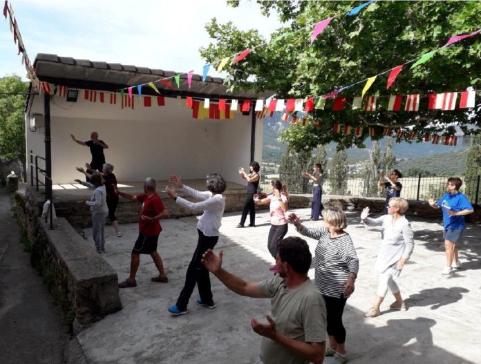 Participantes en el Taller de Taichí celebrado en estas Jornadas (Foto: Asociación Cultural Valle de Lierp)