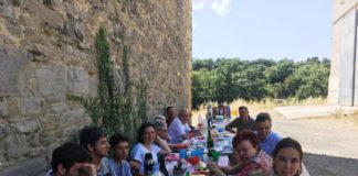 Reunión de antiguos vecinos de San Lorenzo de Castigaleu. Varios de los más jóvenes participantes en el encuentro en la comida de hermandad (Foto: Servicio especial)