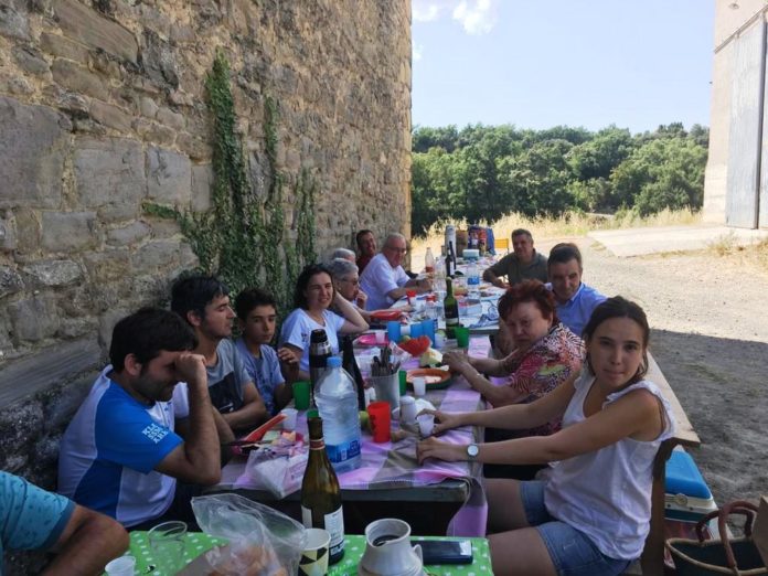 Varios de los más jóvenes participantes en el encuentro en la comida de hermandad (Foto: Servicio especial)