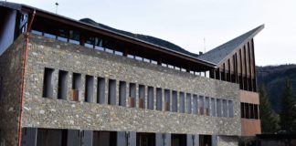 Edificio del benasqués Centro de Ciencias (Foto: Angel Gayúbar)