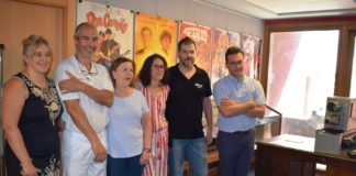 Los premiados, flanqueados por los organizadores en la entrega de los premios (Foto: Angel Gayúbar)