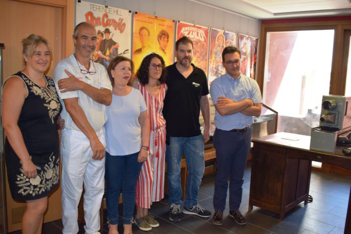 Los premiados, flanqueados por los organizadores en la entrega de los premios (Foto: Angel Gayúbar)