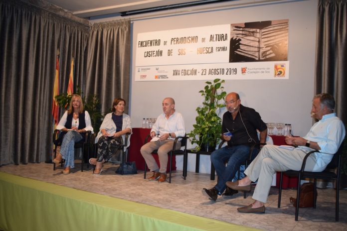Participantes en la primera de las mesas redondas del Encuentro (Foto: Angel Gayúbar)
