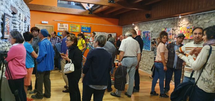Artistas y público asistente a la inauguración de la exposición (Foto: Héctor Rodríguez)