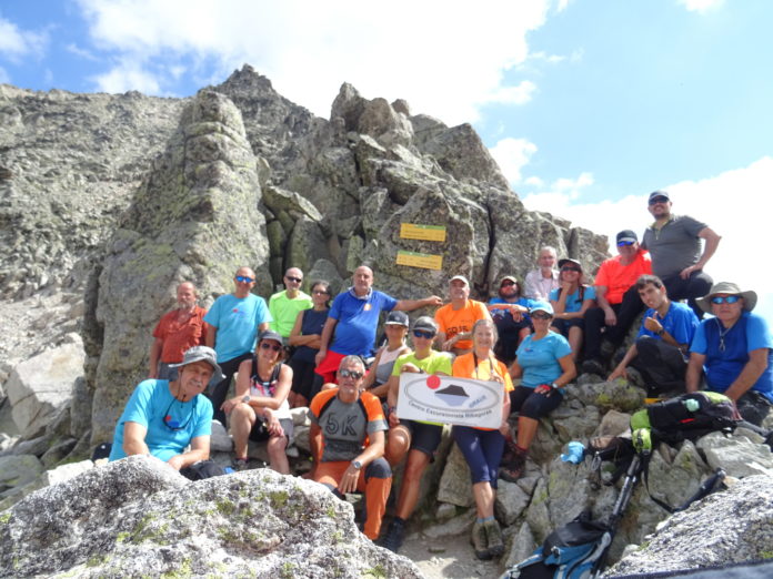 Los participantes en la excursión ante uno de los imponentes picos recorridos (Foto: CER)