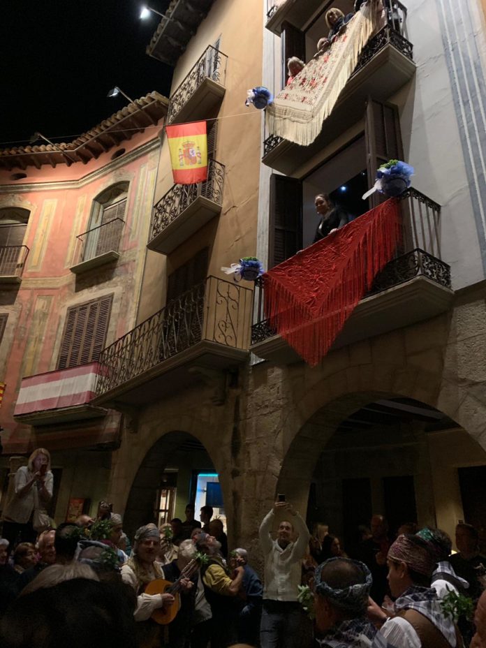Los rondadores rondando a una danzante en una casa de la Plaza Mayor (Foto: Angel Gayúbar)