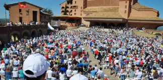 Aspecto d ela explanada del Santuario en la Jornada Mariana de la Familia de Torreciudad (Foto: J.A. Arregui)