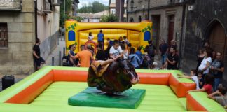 Juegos infantiles en el exterior de la Peña La Bullanga (Foto: Angel Gayúbar)