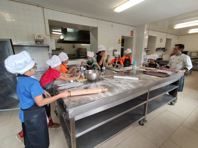 Los jóvenes aprendices de cocinero en uno de los talleres realizados (Foto: Servicio especial)