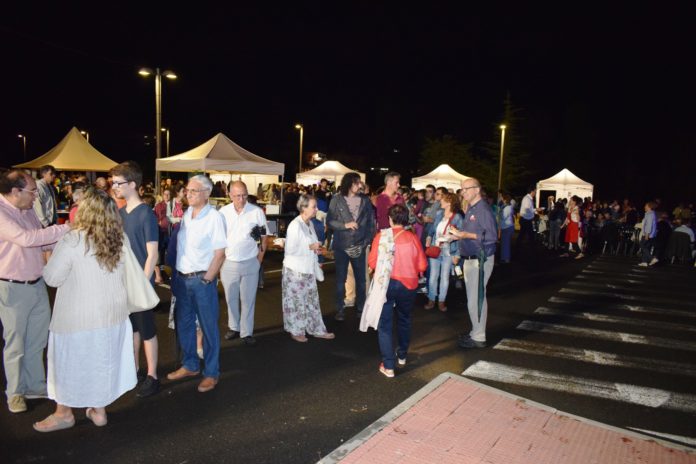 Ambiente festivo en la noche de la Coqueta benabarrense (Foto: Angel Gayúbar)