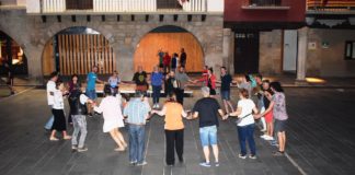 Taller de bailes tradicionales en la plaza Mayor grausina (Foto: Angel Gayúbar)