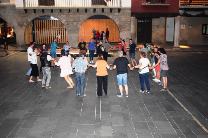 Taller de bailes tradicionales en la plaza Mayor grausina (Foto: Angel Gayúbar)