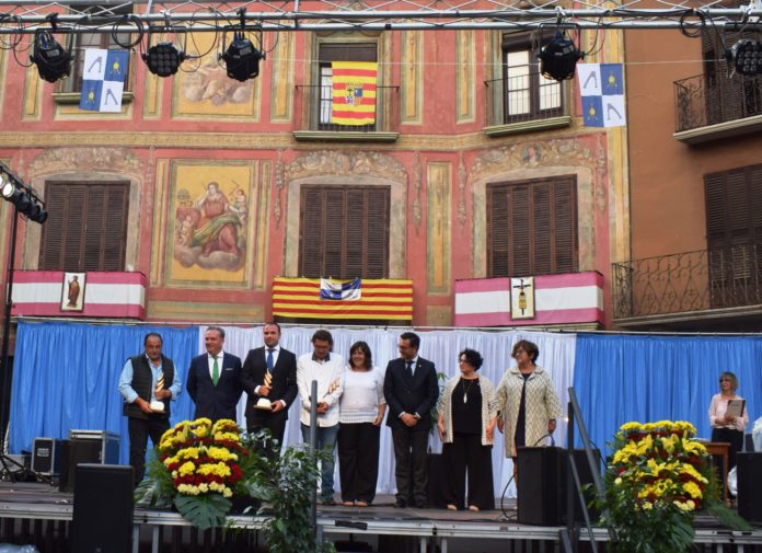 Los galardonados con el Calibo 2019 recibiendo el aplauso del público (Foto: Angel Gayúbar)