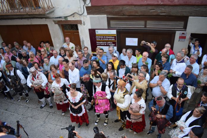 Canto de la primera albada ante la cada del Beato Cerdán (Foto: Angel Gayúbar)