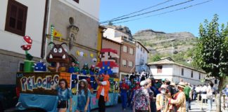 Una de las carrozas participantes en el desfile grausino (Foto: Angel Gayúbar)