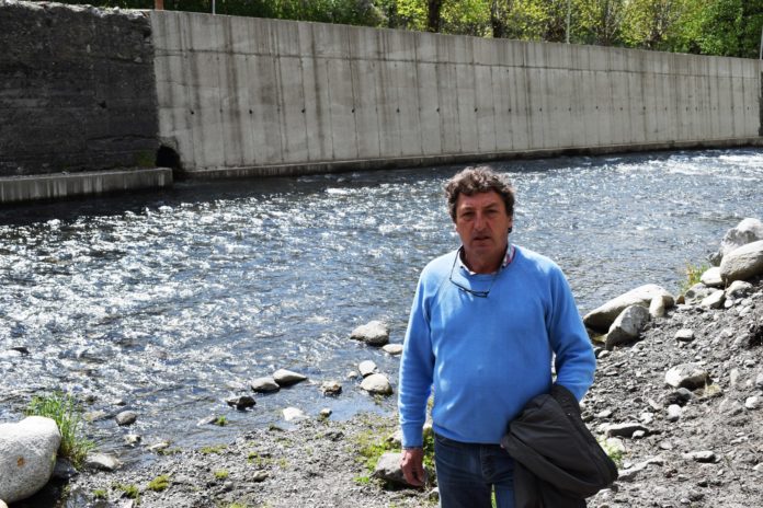 El alcalde de Benasque ante el actual colector de aguas (Foto: Angel Gayúbar)