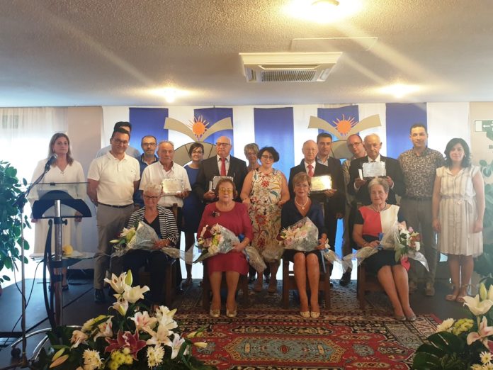 Las cuatro parejas homenajeadas con los miembros d ela corporación (Foto: Angel Gayúbar)