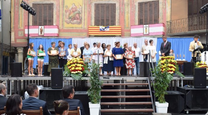 Los galardonados posan con sus premios en el escenario de la Plaza Mayor grausina (Foto: Angel Gayúbar)