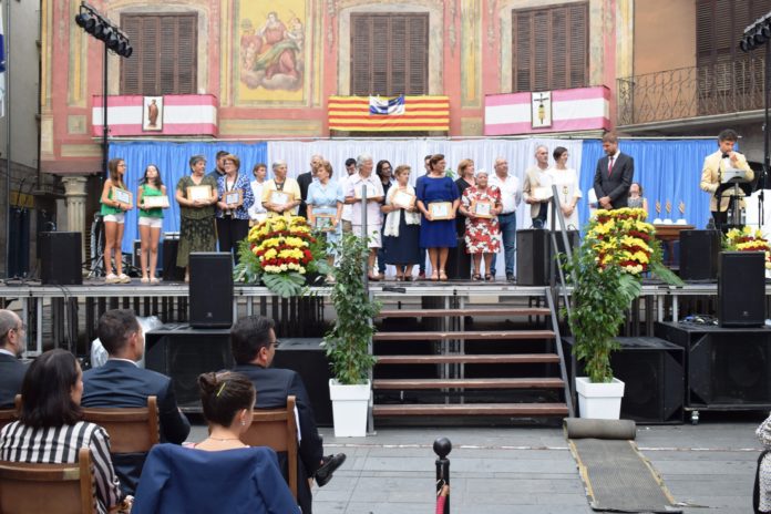Los galardonados posan con sus premios en el escenario de la Plaza Mayor grausina (Foto: Angel Gayúbar)