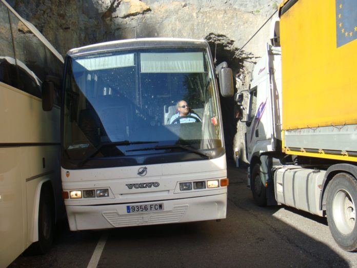 Problemas en la circulación de vehículos pesados en la N-260 (Foto: Servicio especial)