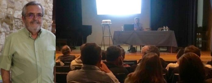 El ponente ante los asistentes a la charla coloquio celebrada en la Casa de la Cultura de Graus (Foto: Servicio especial)