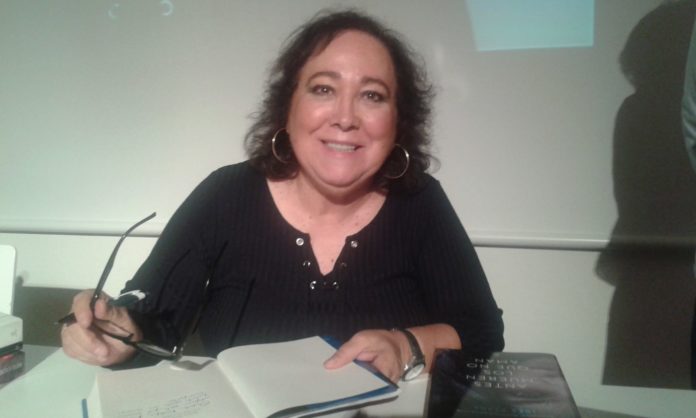 Inés Plana firmando uno de los ejemplares de su última novela (Foto: Angel Gayúbar)