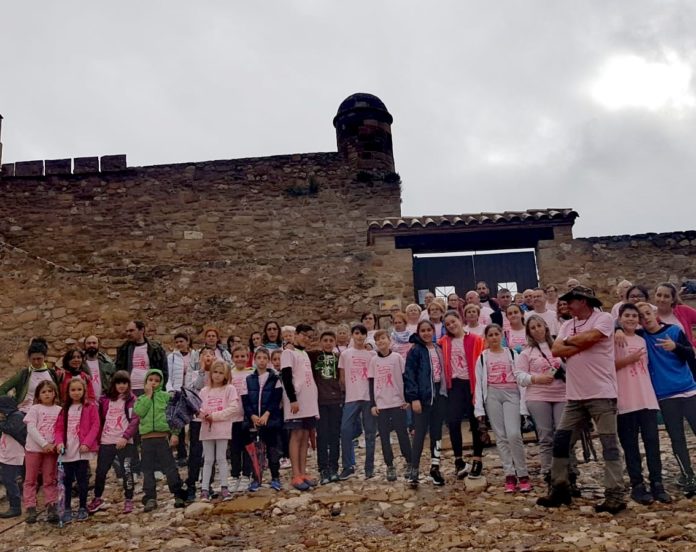 Caminantes que desafiaron la lluvia a las puertas del castillo benabarrense (Foto: Yolanda Castelló)