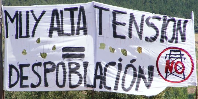 Pancarta reivindicativa contra los grandes tendidos eléctricos (Foto: PUCAE)