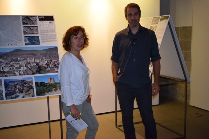 Pena y Mur ante uno de los paneles de la exposición sobre los pueblos recuperados (Foto: Angel Gayúbar)