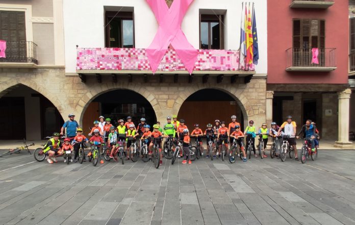 Sergio Samitier, centro, con un grupo de integrantes del Club Ciclista Graus (Foto: Angel Gayúbar)