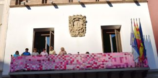 Graus se tiñe de rosa para concienciar a los vecinos sobre el cáncer de mama Voluntarias de la AECC engalanado del rosa reivindicativo el balcón de la casa consistorial de Graus (Foto: Angel Gayúbar)