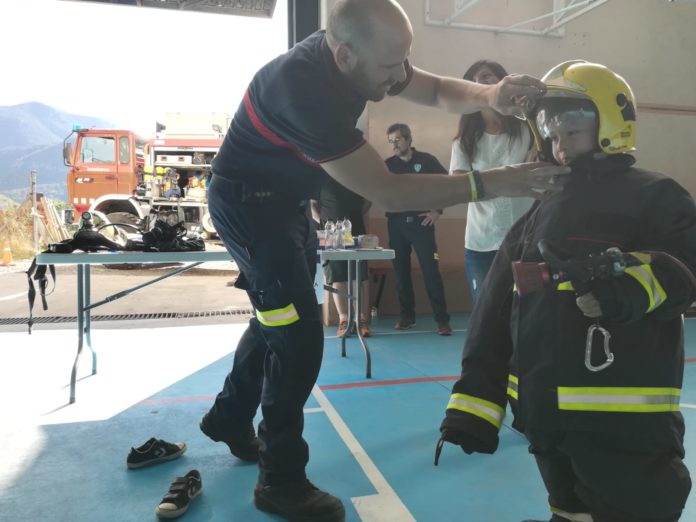 Los bomberos ribagorzanos haciendo una demostración ante los jóvenes del Valle de Benasque (Foto: AFCD Valle de Benasque)