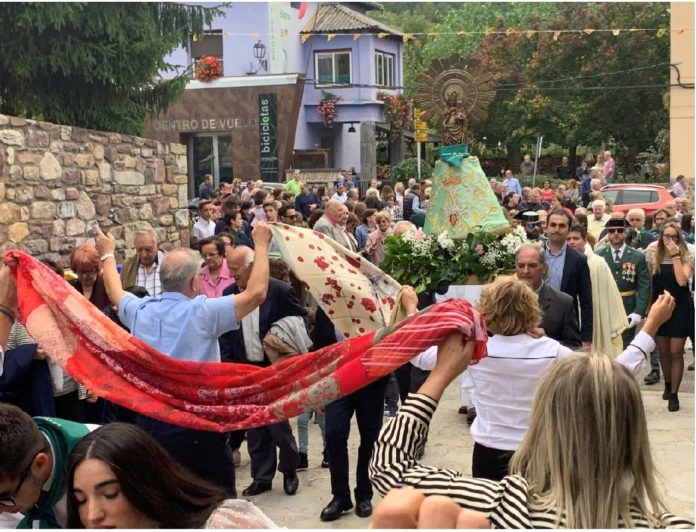 Baile del pañuelo el pasado sábado ante la Virgen del Pilar (Foto: Servicio especial)