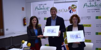 La delegada de la ONCE entrega al presidente de Ribagorza y a la concejal de Cultura de Graus un boleto enmarcado con la imagen grausina (Foto: Angel Gayúbar)