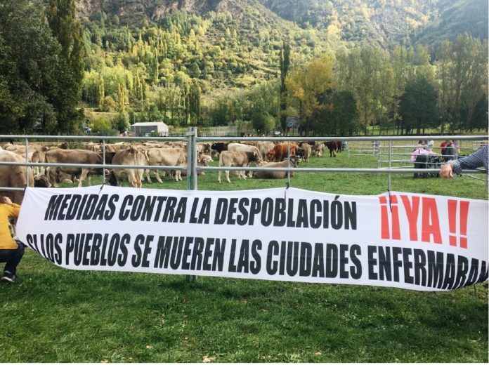 Pancarta reivindicativa en el recinto ferial durante el certamen de 2018 (Foto: Angel Gayúbar)