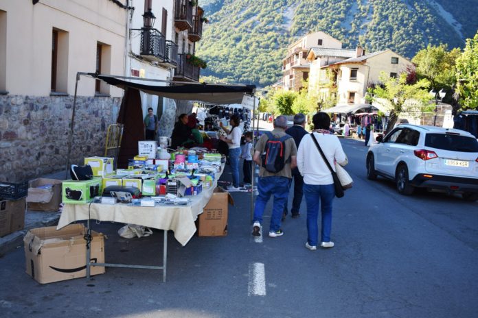 Feriantes y feriados en la pasada edición de la feria castejonense (Foto: Angel Gayúbar)