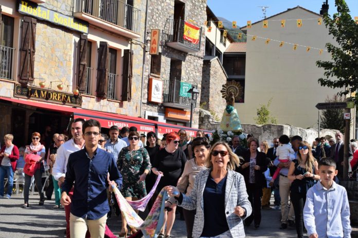 Participantes en el Baile del Pañuelo de 2018 (Foto: Angel Gayúbar)