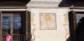 Reloj de sol en la fachada de Casa Heredia (Foto: Angel Gayúbar)