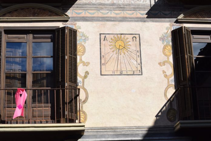 Reloj de sol en la fachada de Casa Heredia (Foto: Angel Gayúbar)