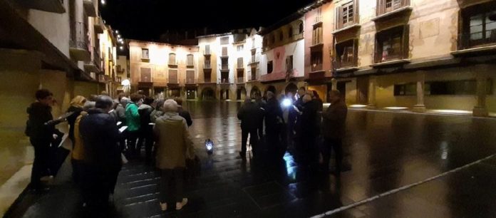 Los participantes en el Rosario de la Aurora en la Plaza Mayor grausina (Foto: Servicio especial)