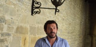 Vincent Debiais en el claustro de la catedral de Roda (Foto: Angel Gayúbar)