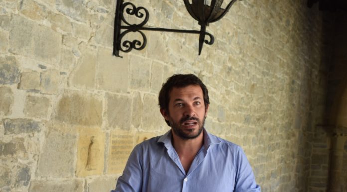 Vincent Debiais en el claustro de la catedral de Roda (Foto: Angel Gayúbar)
