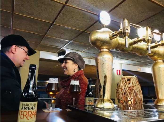 Dos de los asistentes conversan mientras degustan la última propuestade la cervecera Ámbar (Foto: Servicio especial)