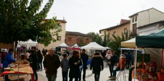 Aspecto que presentaba este sábado la plaza de la Cruz en La Puebla de Castro (Foto: Pedro Bardají)
