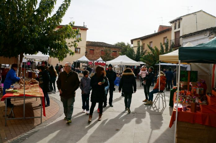 Aspecto que presentaba este sábado la plaza de la Cruz en La Puebla de Castro (Foto: Pedro Bardají)