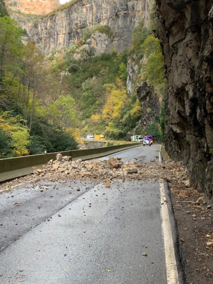 Las rocas caídas sobre la vía impidiendo la circulación en el congosto (Foto: Angel Gayúbar)