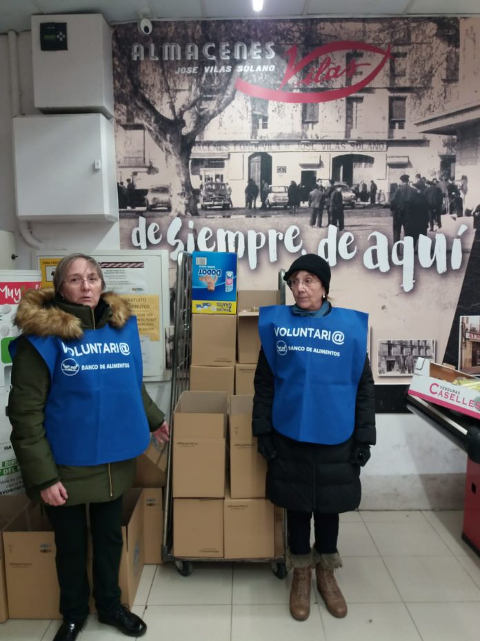 Dos de las voluntarias que prestan su colaboración en la campaña del Banco de Alimentos (Foto: Angel Gayúbar)