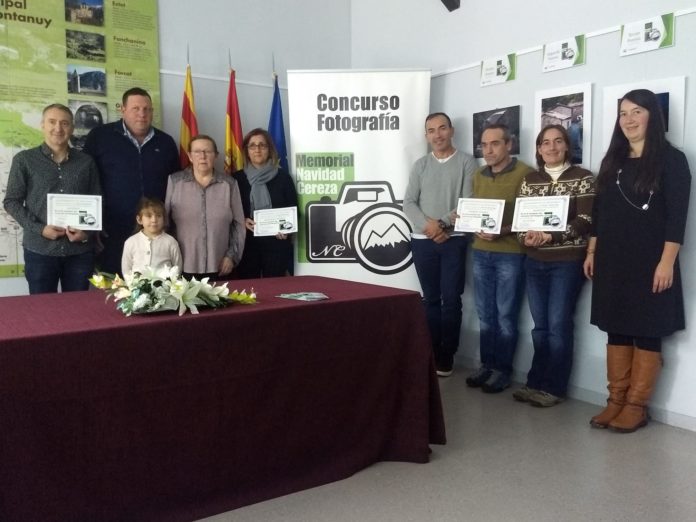 Galardonados y autoridades municipales en la entrega de premios (Foto: Ayuntamiento de Montanuy)