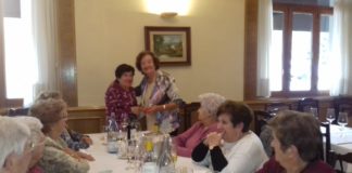 La presidenta de la Asociación entregando un regalo a una de las homenajeadas (Foto: Servicio especial)