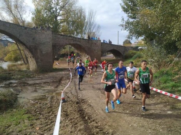 Los atletas de la categoría absoluta pasando junto al monumental puente de Capella (Foto: SCD Ribagorza)
